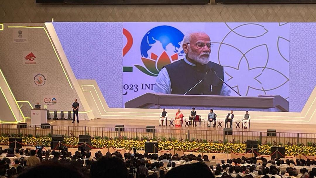 RajeshS29049641's tweet photo. भारत के यशस्वी प्रधानमंत्री श्री @narendramodi  जी  के  द्वारा आज कामगार वर्ग के लिए महत्वकांक्षी 'प्रधानमंत्री विश्वकर्मा योजना' का भव्य उद्घाटन किया गया। राष्ट्रिय मंत्री @alka_gurjar  के साथ उपस्थित रहा।

          राजेश गोर्डिया (गुर्जर)
    युवा मोर्चा अध्यक्ष दूनी (टोंक) https://t.co/h2TIPptnbq