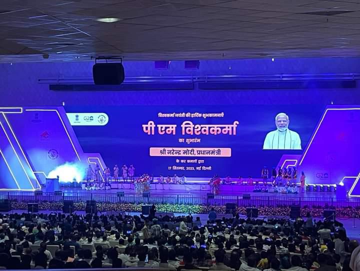 RajeshS29049641's tweet photo. भारत के यशस्वी प्रधानमंत्री श्री @narendramodi  जी  के  द्वारा आज कामगार वर्ग के लिए महत्वकांक्षी 'प्रधानमंत्री विश्वकर्मा योजना' का भव्य उद्घाटन किया गया। राष्ट्रिय मंत्री @alka_gurjar  के साथ उपस्थित रहा।

          राजेश गोर्डिया (गुर्जर)
    युवा मोर्चा अध्यक्ष दूनी (टोंक) https://t.co/h2TIPptnbq