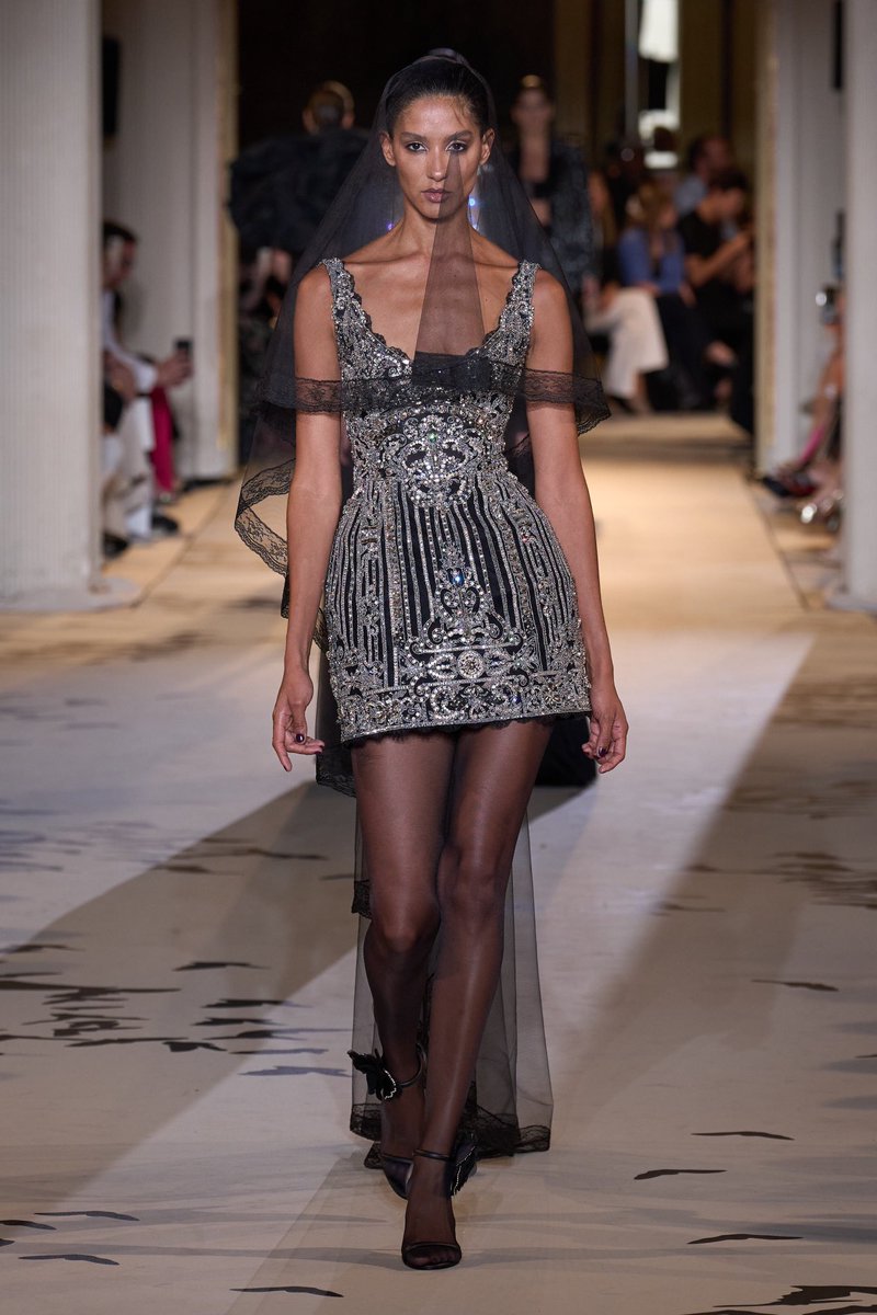 jennie usando alta costura de zuhair murad fw23 para el concierto born pink finale in seoul day 2.

📷: <a href="/noblesse_jn/">noblesse.</a>