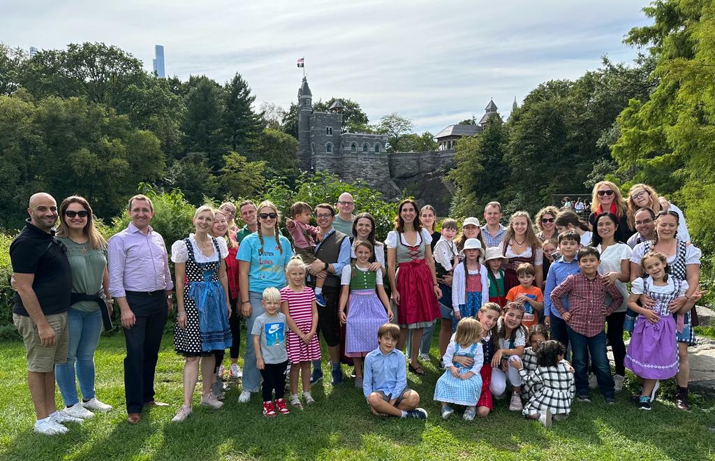GermanSchoolCT's tweet photo. 🌹The Steuben Parade in NYC was a great success. 
Thank you so much to our sponsors for the float and everybody who helped organizing it and a big thank for all participants who came and supported us.
The Picnic at Central park afterwards was fun.😍

🇩🇪https://t.co/47c9vh002N🇩🇪 https://t.co/zt9DbG7KLT