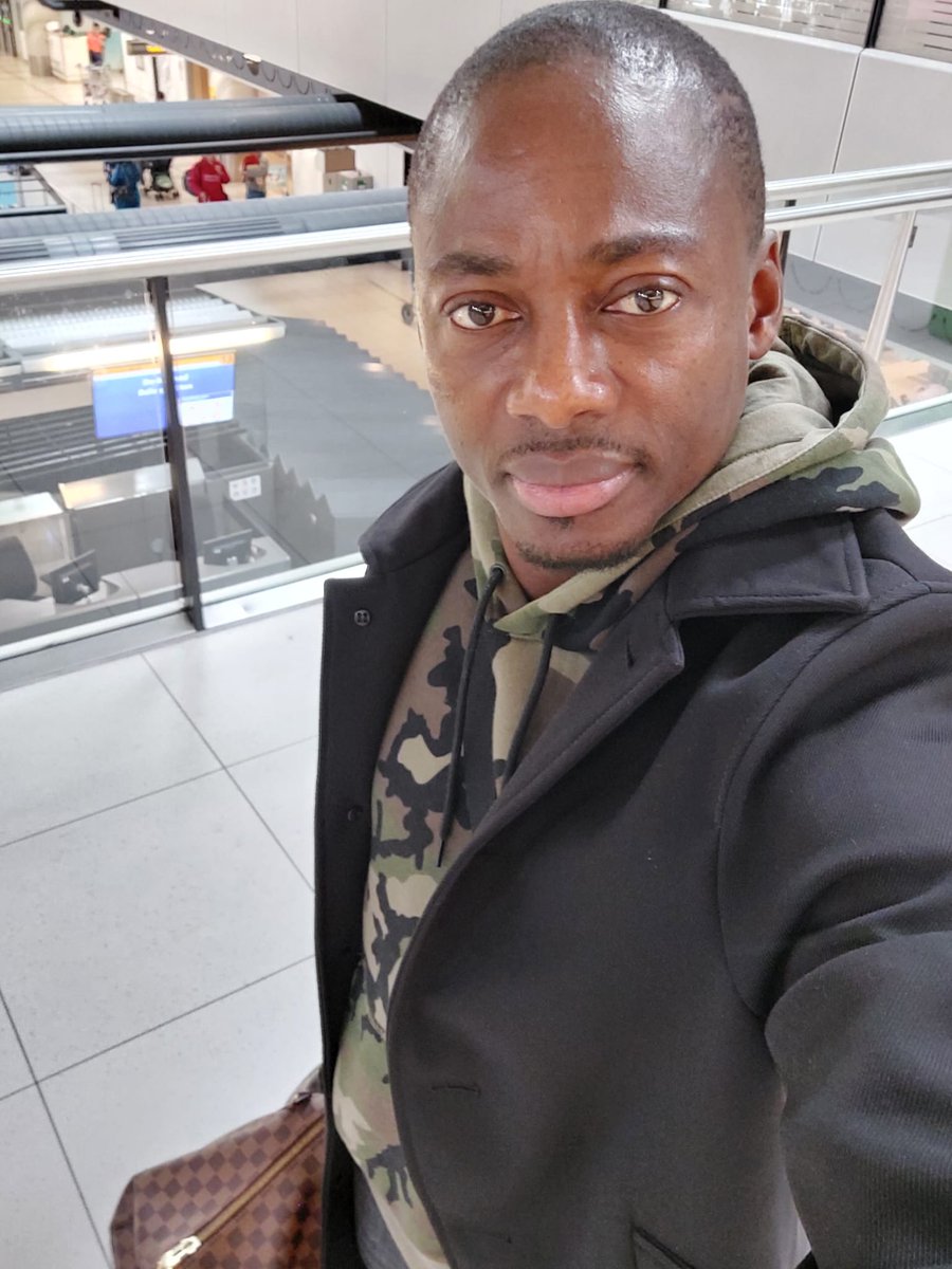 Our CET ambassador and former #Cameroonian International midfielder #Eyongenoh is on his way to the UK for our visit to @RadleyLinks @RadleyCollege. We are excited and know it will be a fun-filled and inspirational day. 
#Education #SDG4 #UNGA #Teacherstransform @AFCAjax