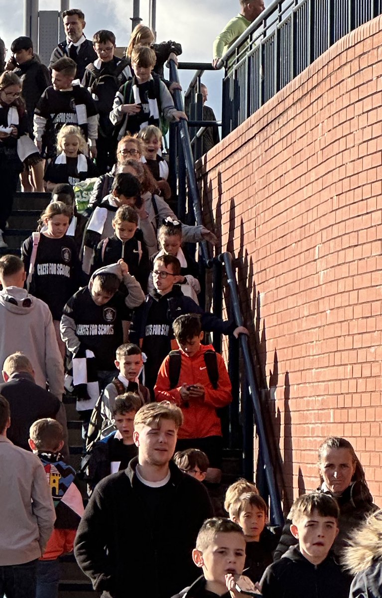 Lots of smiles & memories made @HampdenPark yesterday.
Thanks to all @queensparkfc esp. Kieran Koszary. Despite the result, everyone enjoyed the experience.
A nice touch from Jack Thomson who waved across to our pupils at the end of the game.
🖤🤍🕷️
@QPFCinCommunity