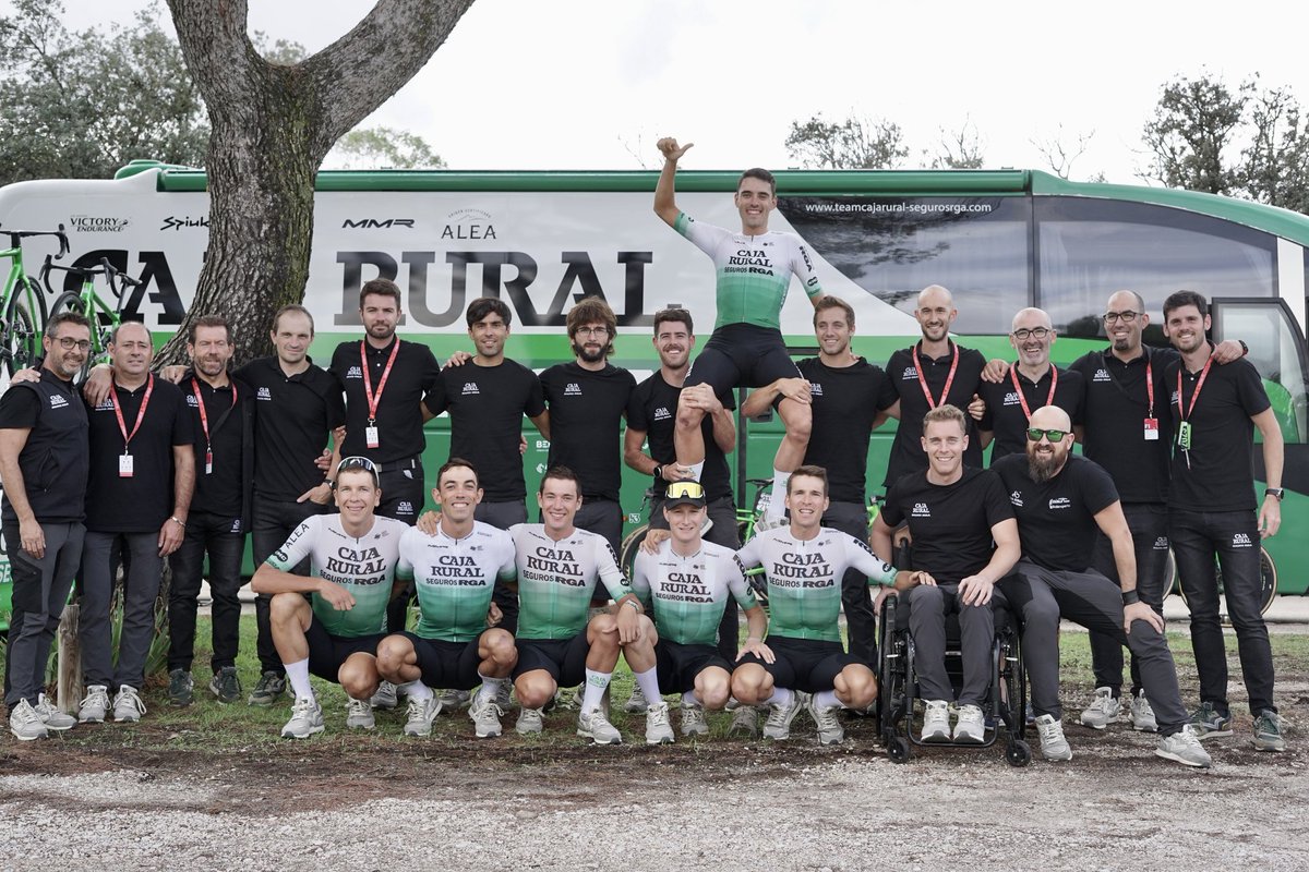 🙌 Sonrisas que reflejan el trabajo bien hecho durante los 21 días en #LaVuelta23 . Hoy cerramos nuestra undécima participación camino de la Castellana, donde buscaremos poner el broche de la mejor manera posible.

#Súmatealverde 💚