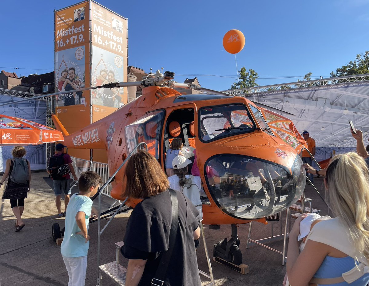 LandauDaniel's tweet photo. Das ist einfach irrsinnig schön, wie sich hier am #Mistfest zuvorderst auch viele tausende Kinder freuen, ganze Familien auf Ausflug sind, das perfekte Wetter für einen schönen Tag hier nutzen. Und das sowohl draußen… https://t.co/imtF1m7KMW
