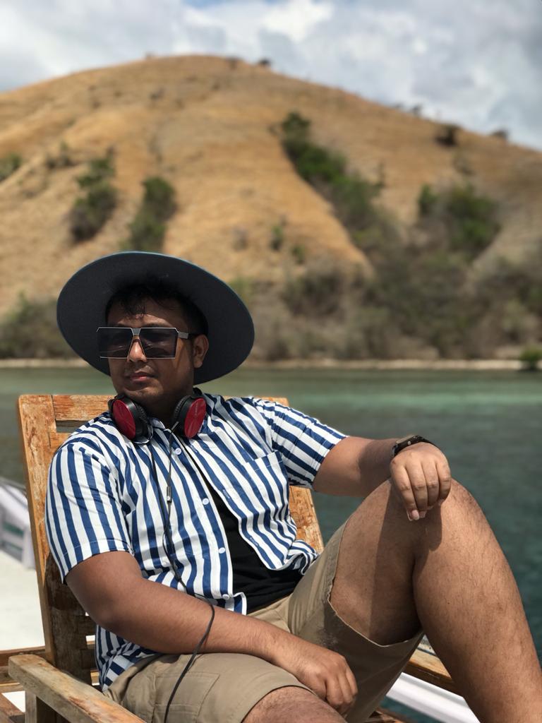 GunTuRZ's tweet photo. Halo Guys... aku mau SPILL nih, cara gampang buat Liburan MURAH tapi tetep oke dan cakeup!

Kamu bisa pesan tiket pesawat &amp; hotel yang OKE &amp; NYAMAN dengan harga termurah disini https://t.co/UVzdEDYeLA 
#Sobattiket #Bulatkantiketmu #tiketMurah @tiket https://t.co/sINyBT0oJ6