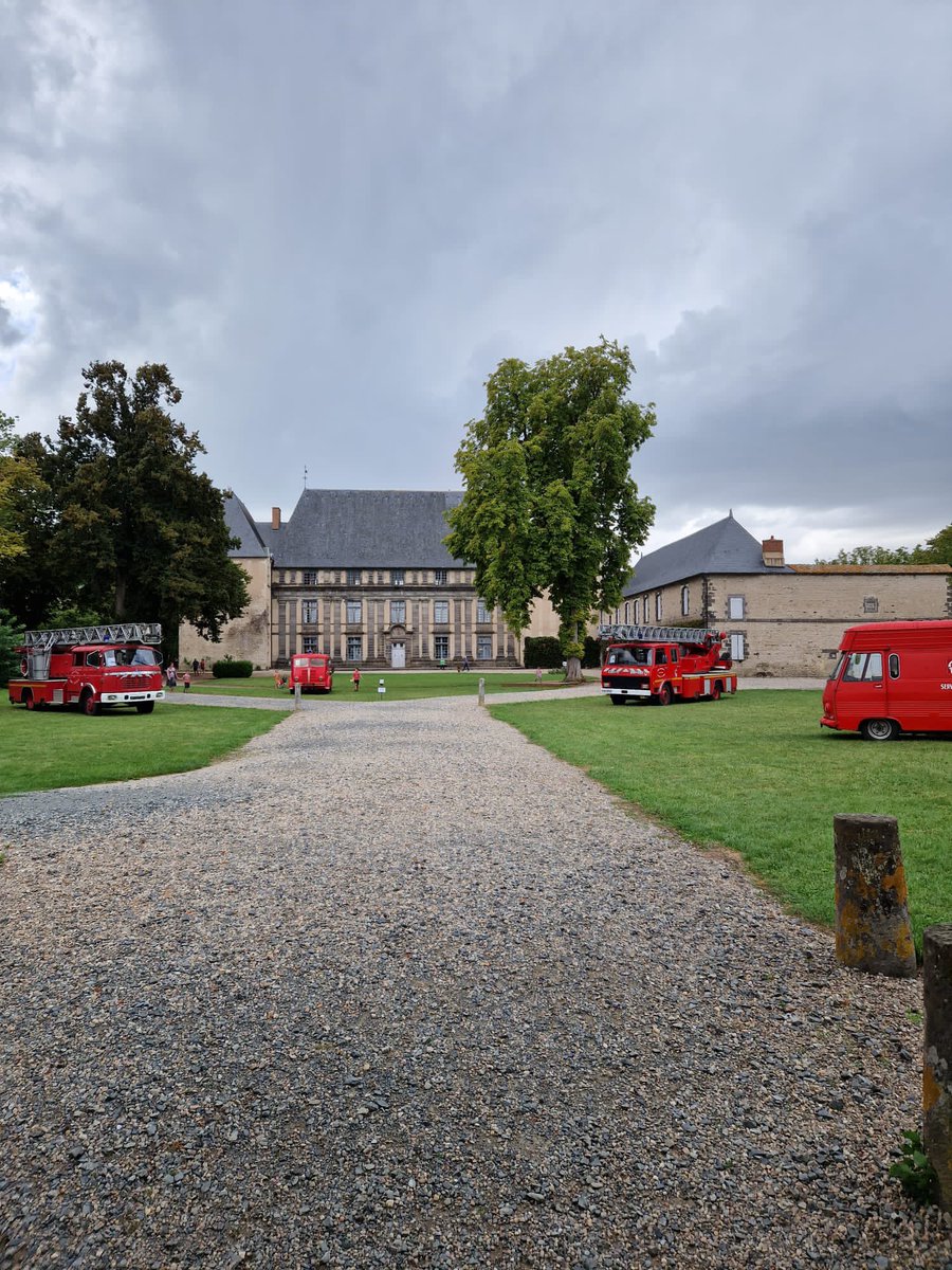 udsp63's tweet photo. Retour en images sur l’exposition des véhicules anciens de la commission Histoire, Musée &amp; Musique dans le cadre des journées européennes du patrimoine à Effiat. 
Merci aux équipes de passionnés pour la sauvegarde du patrimoine. https://t.co/PxitVquSet