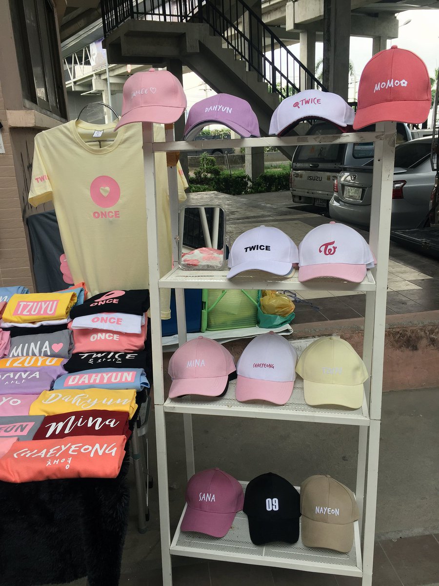 kdevdesign's tweet photo. เสื้อ #RTBinBangkok #TWICE_5TH_WORLD_TOUR เลือกสี-คำแบบที่ต้งการได้เลยค่า อันนี้ตัวอย่างของคอนรอบก่อนๆนะค้า 🫶🏻💖

S - 3XL สั่ง-รับหน้าคอนได้เลย
หรือมาเลือกที่ร้านตลาดตรงข้ามฮอลล์เหมือนเดิมค่า ✨

🍫 200฿ ทุกอย่าง https://t.co/BXL5cV6Php