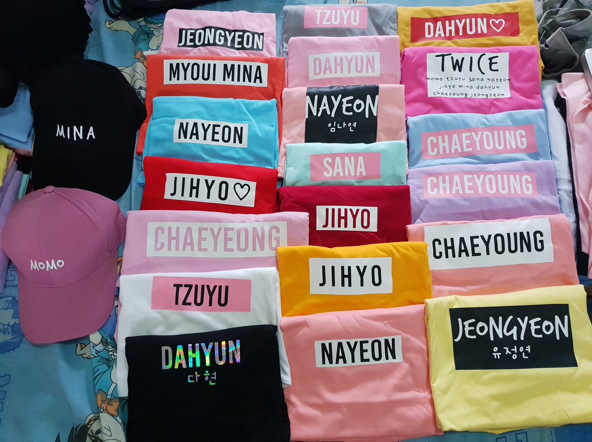 kdevdesign's tweet photo. เสื้อ #RTBinBangkok #TWICE_5TH_WORLD_TOUR เลือกสี-คำแบบที่ต้งการได้เลยค่า อันนี้ตัวอย่างของคอนรอบก่อนๆนะค้า 🫶🏻💖

S - 3XL สั่ง-รับหน้าคอนได้เลย
หรือมาเลือกที่ร้านตลาดตรงข้ามฮอลล์เหมือนเดิมค่า ✨

🍫 200฿ ทุกอย่าง https://t.co/BXL5cV6Php