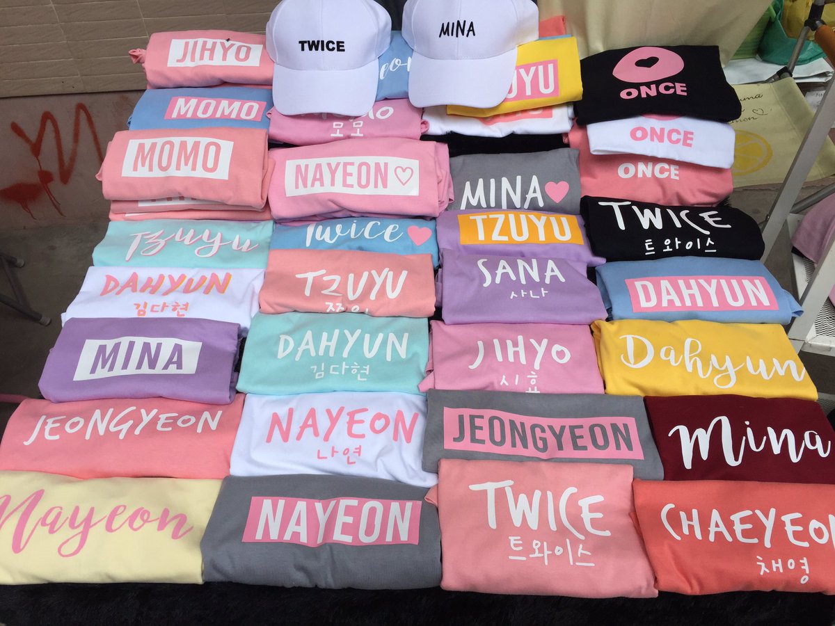 kdevdesign's tweet photo. เสื้อ #RTBinBangkok #TWICE_5TH_WORLD_TOUR เลือกสี-คำแบบที่ต้งการได้เลยค่า อันนี้ตัวอย่างของคอนรอบก่อนๆนะค้า 🫶🏻💖

S - 3XL สั่ง-รับหน้าคอนได้เลย
หรือมาเลือกที่ร้านตลาดตรงข้ามฮอลล์เหมือนเดิมค่า ✨

🍫 200฿ ทุกอย่าง https://t.co/BXL5cV6Php
