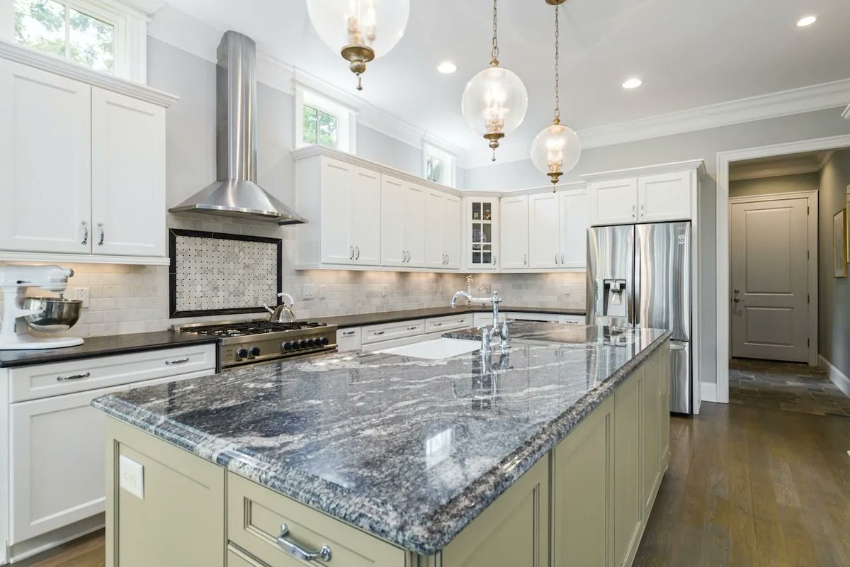 homearttile's tweet photo. A focus on the details. 🤍💫
Check out our customer reviews to find out what you're in for if you start your kitchen remodel with us. 🙌

#kitchendesign #kitchendecor #dreamkitchen #countertops #kitchencountertops #countertopstone #naturalstone #kitcheninterior #classickitchen https://t.co/xrkkeBbHat