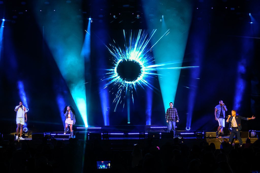 Warm 106.9 tweet media