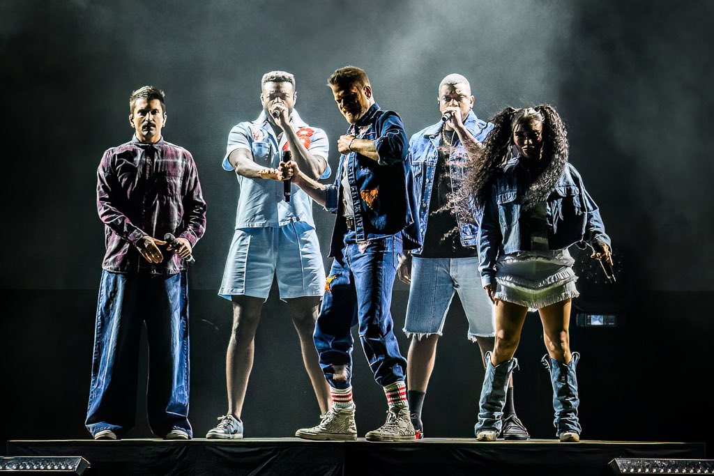 Warm 106.9 tweet media