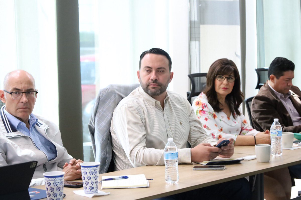 GracielaAmaro22's tweet photo. Con @Orakolofutures realizamos el taller de análisis de tendencias globales de la dimensión humana y social, con especialistas de diversas organizaciones de la sociedad civil, funcionarios e integrantes del consejo de @SedeshuGto #Level2050 @gobiernogto @aldo_marquez https://t.co/rLKGwlDgzr