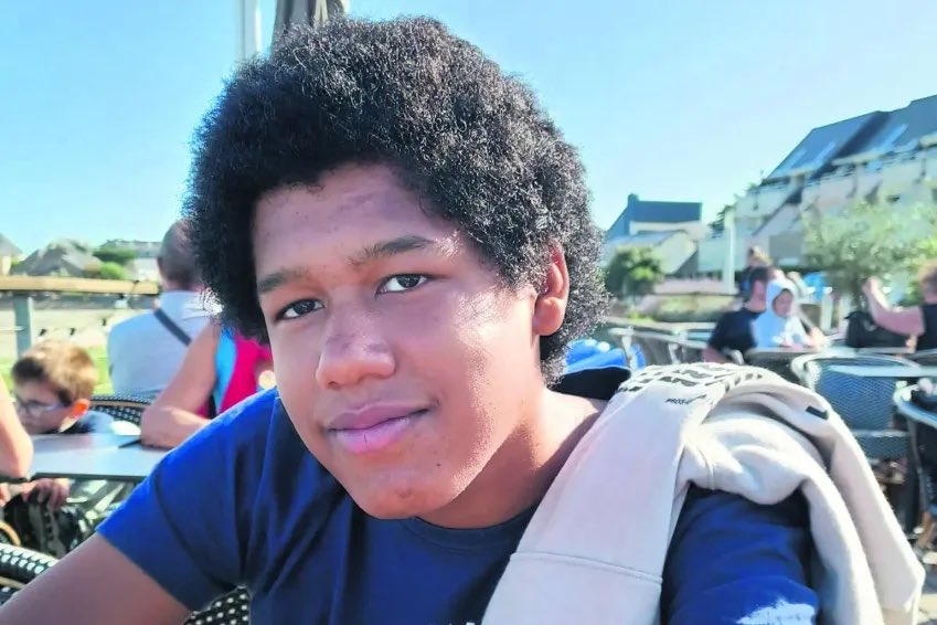 GossipRoomOff's tweet photo. 🚨 La mère de Nicolas, l’adolescent de 15 ans victime de harcèlement scolaire qui s’est suicidé mardi 5 septembre à #Poissy (Yvelines) s'exprime pour la 1ère fois.

Alors qu’elle décrit son fils comme un "enfant doux", avec "un idéal très élevé de la justice et des adultes" et qui "ne supportait pas l’injustice", d’après elle, l'absence de réaction de la communauté éducative a plongé son fils dans le silence.

"Nicolas faisait semblant de ne rien voir et en souffrait d’autant plus. Et il ne me disait rien", confie-t-elle encore. La suite est dramatique : l'adolescent s'est pendu dans sa chambre. Elle estime que son fils s’est "sacrifié" pour que les "gens prennent conscience que le harcèlement est un mal sourd pour la jeunesse". "Nicolas connaissait par cœur tous les cas de harcèlement qui s’étaient déroulés envers les adolescents en France ces deux dernières années. Il me disait qu’il était outré que rien n’avance dans ce domaine", ajoute-t-elle. (via Ouest-France)

Condoléances à la famille et aux proches de Nicolas. Qu'il repose en paix. 🕊️