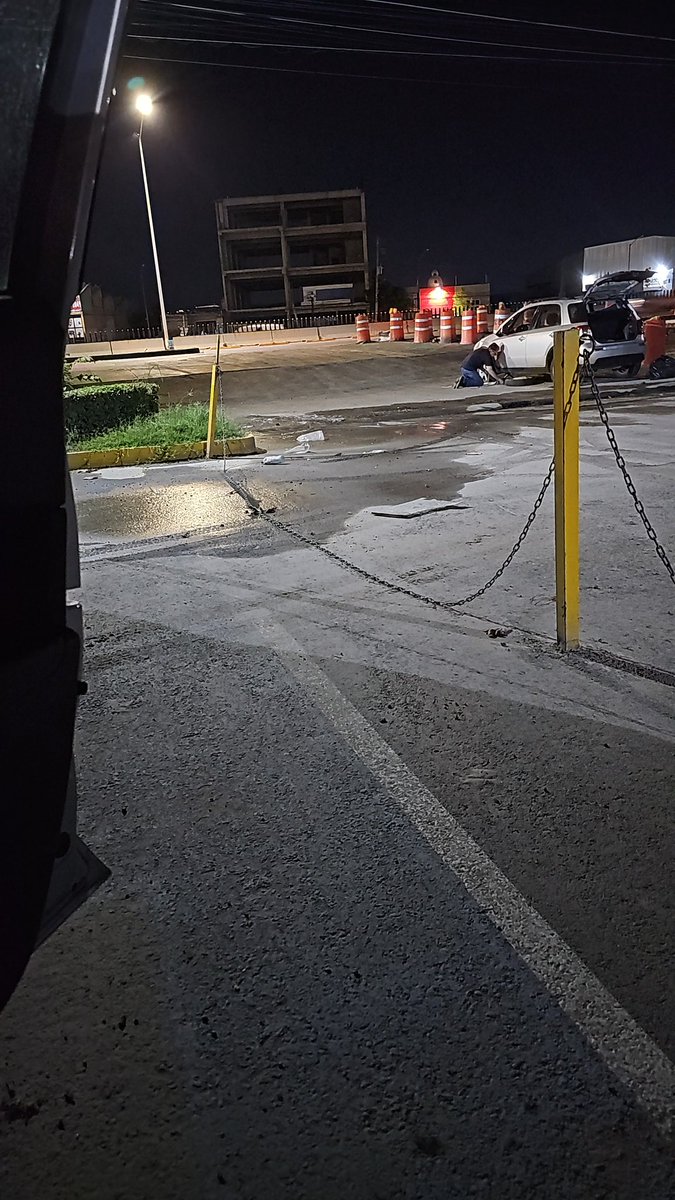 crangelw's tweet photo. @Trafico_ZMG ayer (11:30 PM a 1:30 am de hoy) sobre el túnel López Mateos Sur para tomar periférico Norte del lado izq. lo que parecía ser una alcantarilla fuera de su lugar, ocasionó múltiples daños a diferentes vehículos. Quién paga estos daños? @ZapopanGob Zapopan, Jalisco https://t.co/FJjF3zEnlu