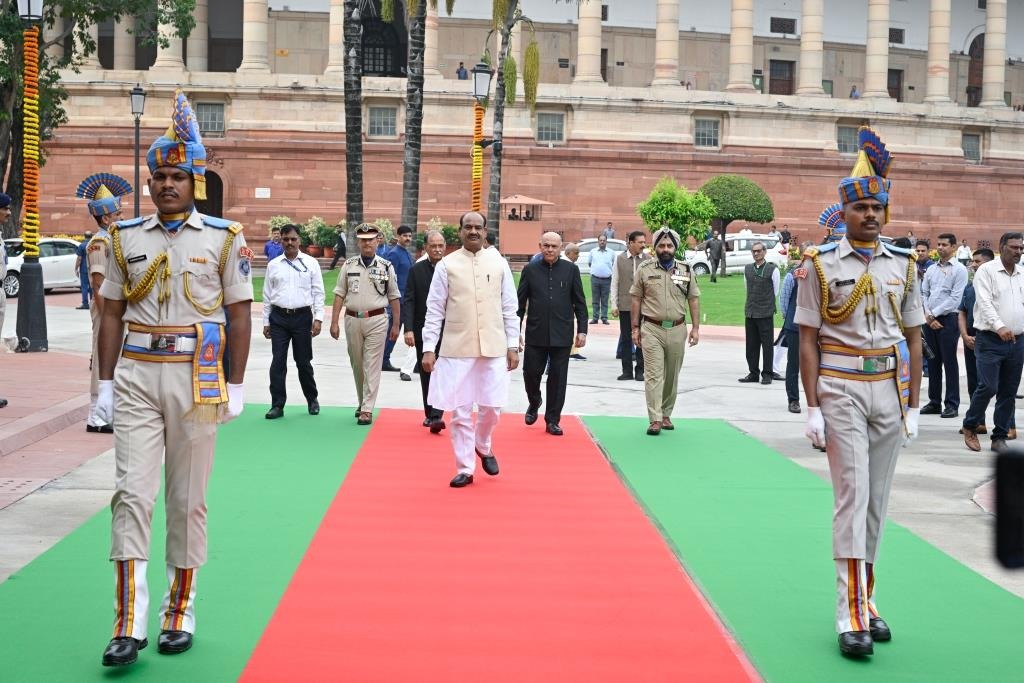 राज्यसभा के माननीय सभापति श्री जगदीप धनखड ने आज नए संसद भवन में सीआरपीएफ सेंट्रल बैंड के साथ पीडीजी के विशेष सम्मान गार्ड द्वारा प्रस्तुत राष्ट्रीय सलामी के साथ राष्ट्रीय ध्वज फहराया। यह ऐतिहासिक क्षण रहा ।