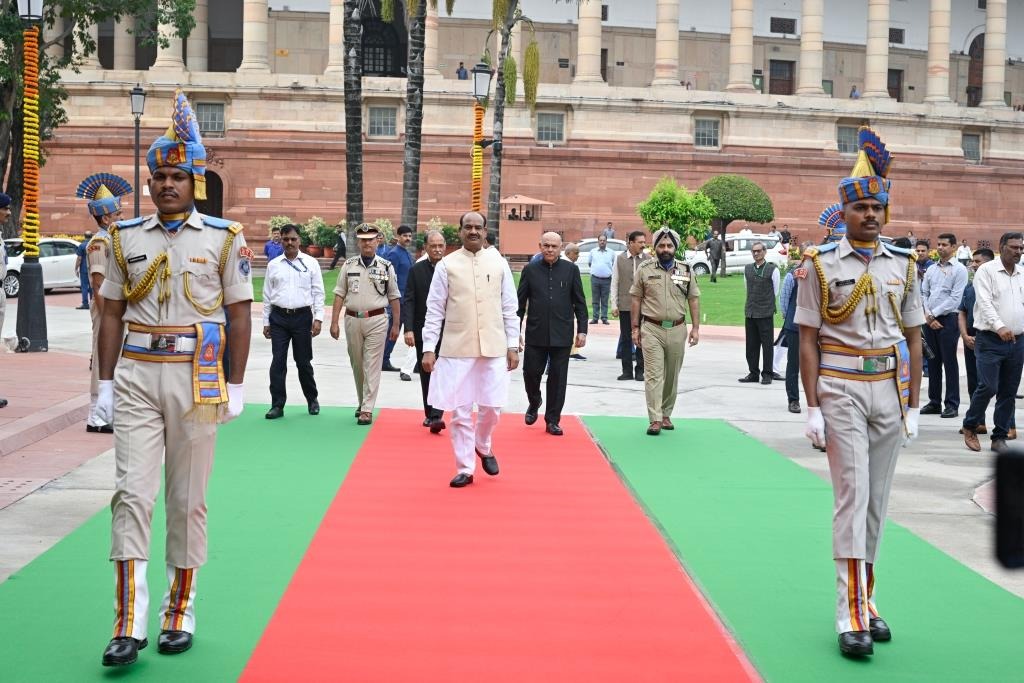 राज्यसभा के माननीय सभापति  श्री जगदीप धनखड  ने आज नए संसद भवन में सीआरपीएफ सेंट्रल बैंड के साथ पीडीजी के विशेष  सम्मान  गार्ड द्वारा  प्रस्तुत राष्ट्रीय सलामी के साथ राष्ट्रीय ध्वज फहराया।  यह ऐतिहासिक क्षण रहा ।