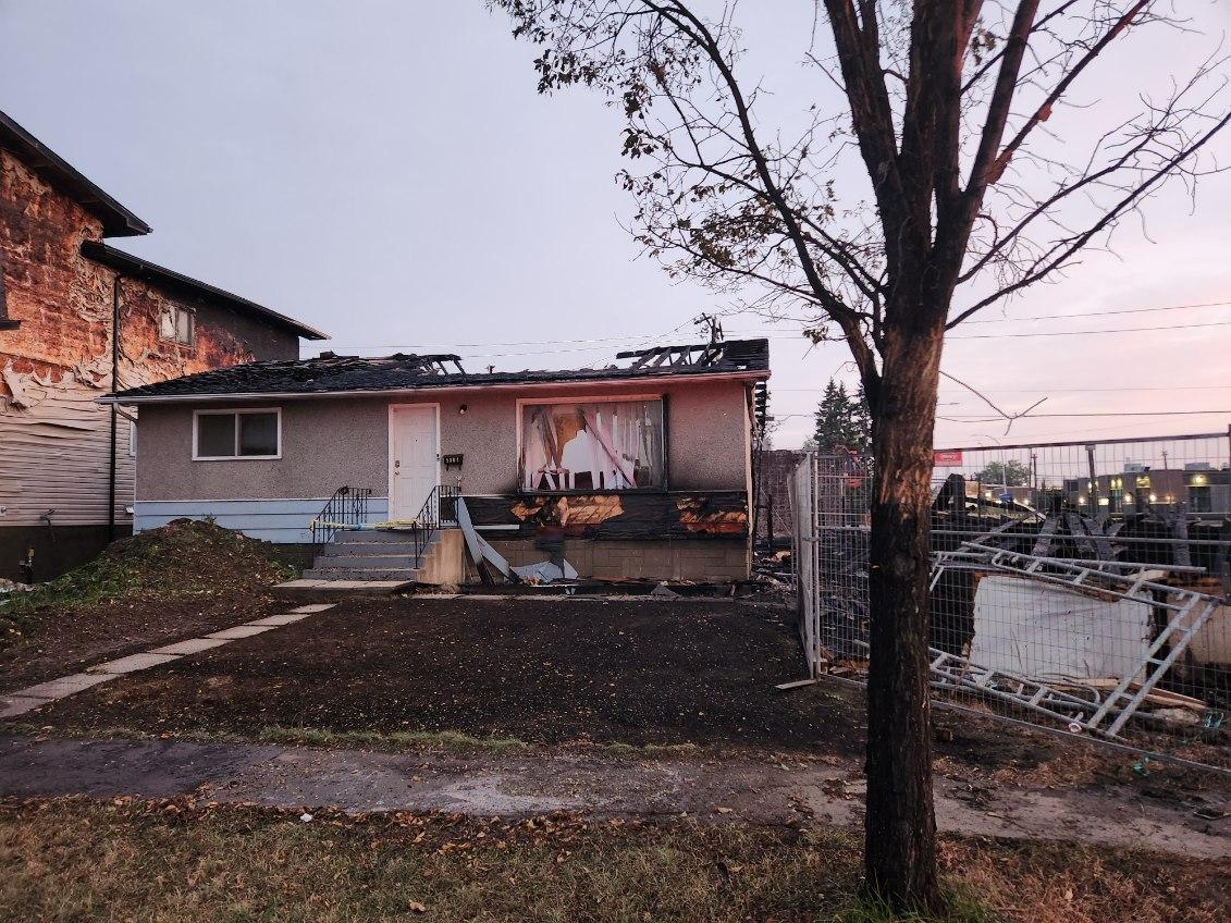 1/2 Fire Services responded to multi-structure fire on 50 St in #Leduc this morning involving 4 properties. Occupied homes evacuated safely w/ no injuries. Cause of the fire is under investigation. Thank you @LeducCounty & @T4XBeaumont for support via mutual aid agreement