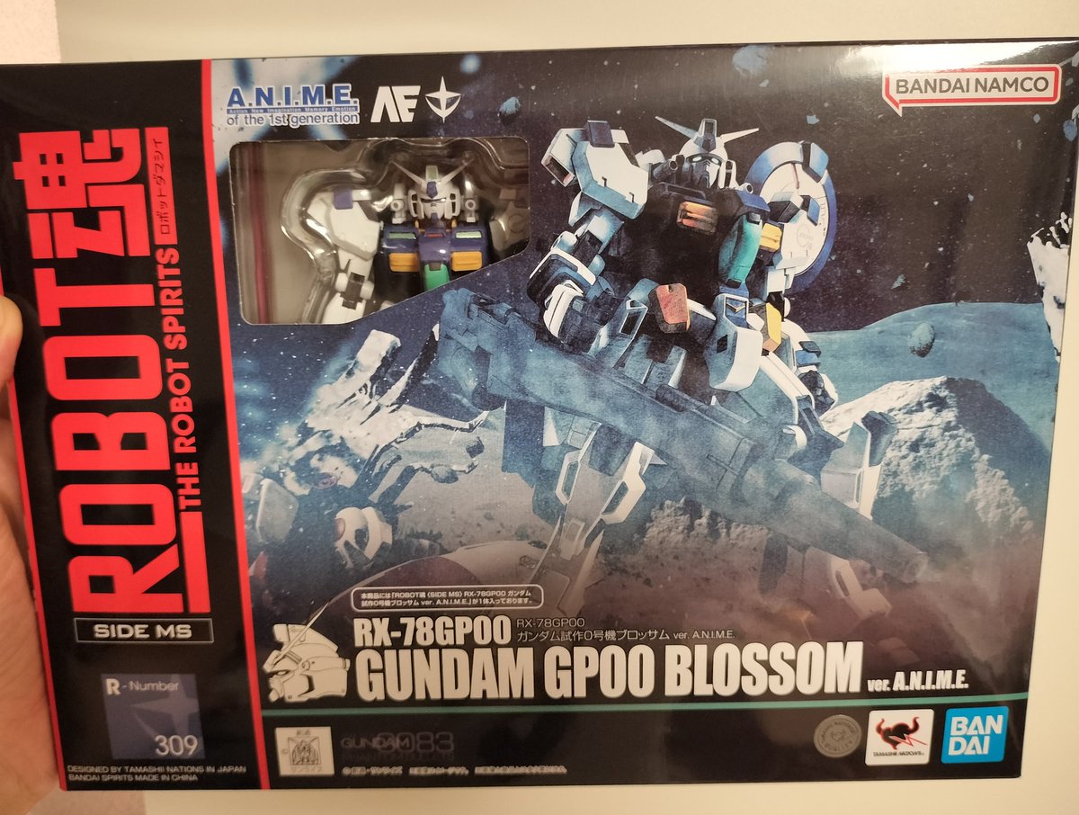 thunderfive5555's tweet photo. ROBOT魂のGP00ブロッサム、開封の儀。GP01とGP03の要素が入っててカッコいいのよね。ただしコクピット部分はエメラルドグリーンじゃなく、ボディと同じ紺か、作例やGKで見る白か、GP03と同じように赤、のどれかが良いと思うんだけど。
#ガンダム0083 #GP00 #ROBOT魂 https://t.co/BnB5AAxO5W