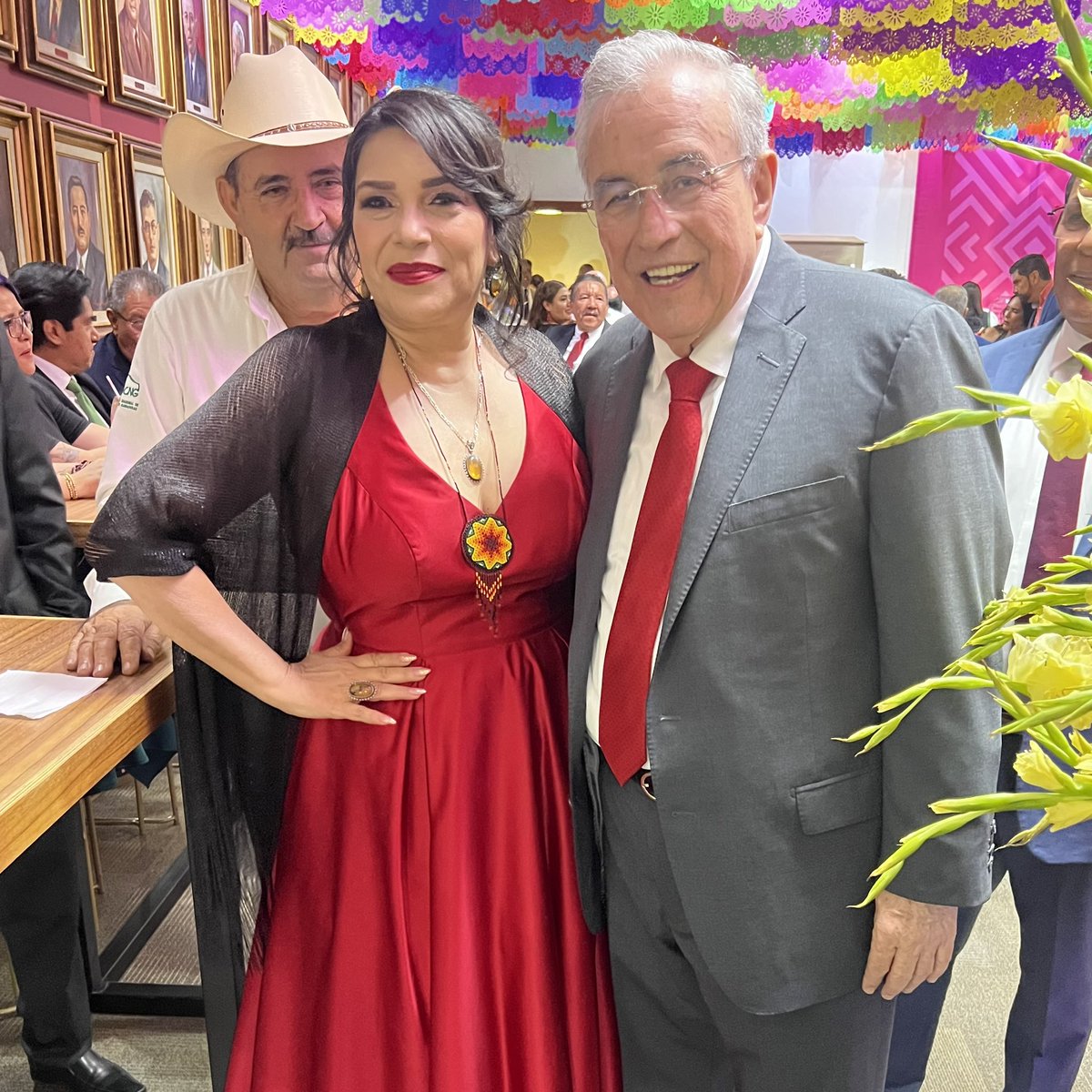 VeronicaBatiz's tweet photo. 🇲🇽Viva México!!🇲🇽 y Sinaloa también!!.. la celebración de nuestras Fiestas Patrias nos reunió a compañeros y amigos, a disfrutar la música, el canto y los fuegos artificiales.. y como dijo AMLO.. Que también, Viva el Amor!!.. el amor a México y sus Mexicanos!🇲🇽🔔❤️
#LaVeroMorena https://t.co/PWeFnLzjA6