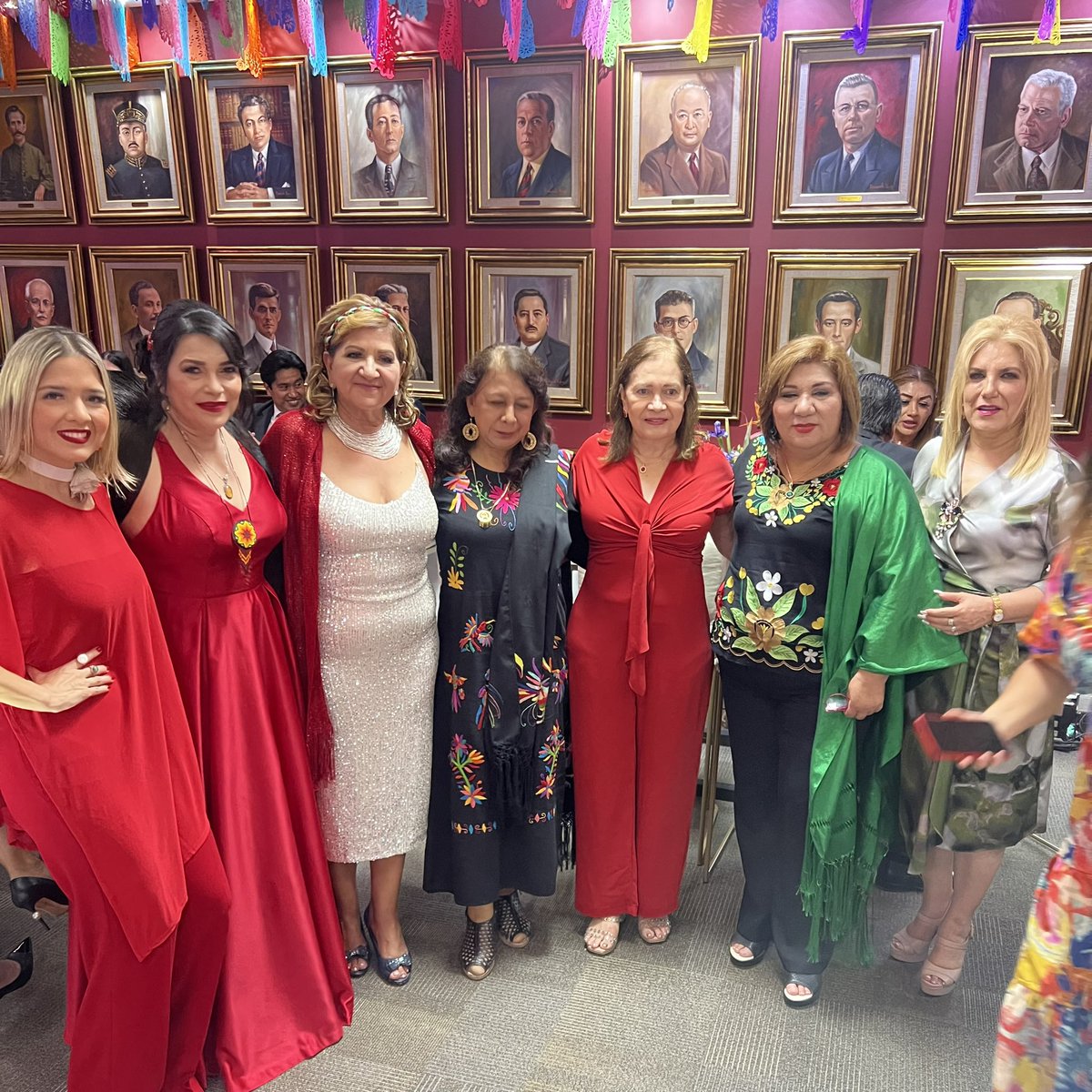 VeronicaBatiz's tweet photo. 🇲🇽Viva México!!🇲🇽 y Sinaloa también!!.. la celebración de nuestras Fiestas Patrias nos reunió a compañeros y amigos, a disfrutar la música, el canto y los fuegos artificiales.. y como dijo AMLO.. Que también, Viva el Amor!!.. el amor a México y sus Mexicanos!🇲🇽🔔❤️
#LaVeroMorena https://t.co/PWeFnLzjA6