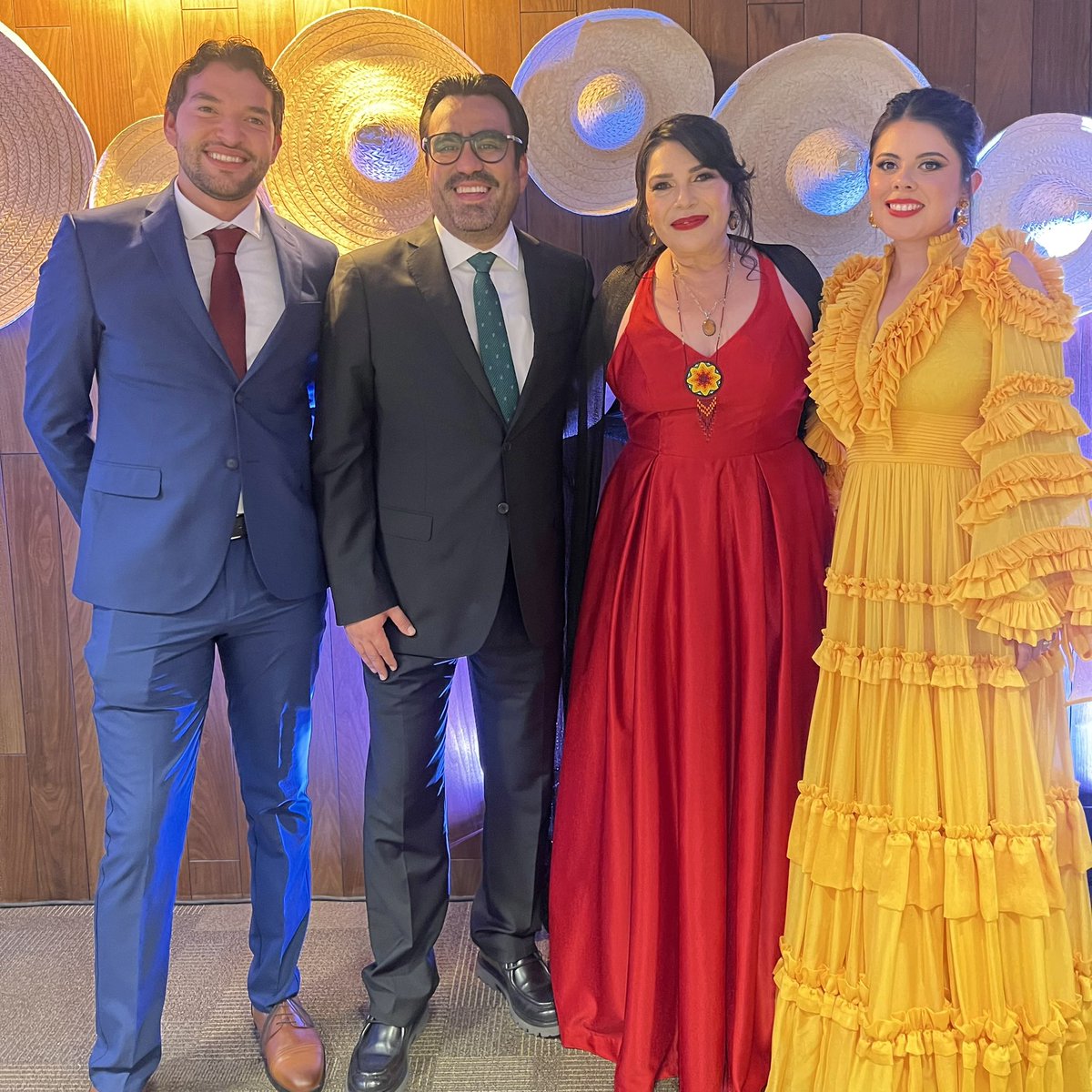 VeronicaBatiz's tweet photo. 🇲🇽Viva México!!🇲🇽 y Sinaloa también!!.. la celebración de nuestras Fiestas Patrias nos reunió a compañeros y amigos, a disfrutar la música, el canto y los fuegos artificiales.. y como dijo AMLO.. Que también, Viva el Amor!!.. el amor a México y sus Mexicanos!🇲🇽🔔❤️
#LaVeroMorena https://t.co/PWeFnLzjA6