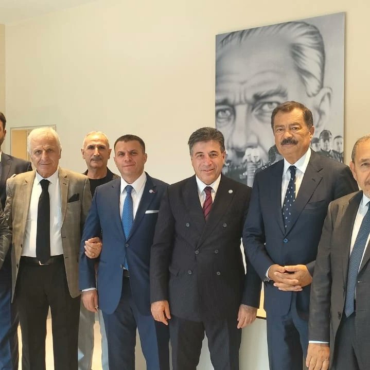 iosidorgtr's tweet photo. İOSİD Yönetim Kurulu olarak
8. Cumhurbaşkanımız merhum Turgut Özal’ın kabrini ziyaret ettik. Yol arkadaşı eski maliye Bakanı Lütfullah Kayalar ile hoş bir sohbet gerçekleştirdik. https://t.co/0tw7EBnDHO