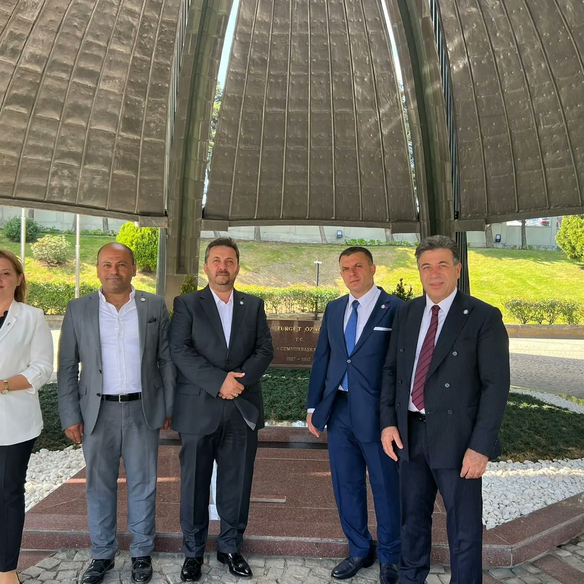 iosidorgtr's tweet photo. İOSİD Yönetim Kurulu olarak
8. Cumhurbaşkanımız merhum Turgut Özal’ın kabrini ziyaret ettik. Yol arkadaşı eski maliye Bakanı Lütfullah Kayalar ile hoş bir sohbet gerçekleştirdik. https://t.co/0tw7EBnDHO
