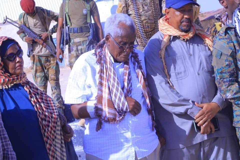 MAWareSO's tweet photo. MP Dhabanacad, the oldest parliamentarian &amp; recent survivor of a Shabaab car bomb, could have come to Mogadishu or gone abroad to nurse his injuries. He choose instead, injured arm and all, to stay in the frontlines and inspire the young in the SNA and community forces. Respect! https://t.co/Vid7dNvPKd
