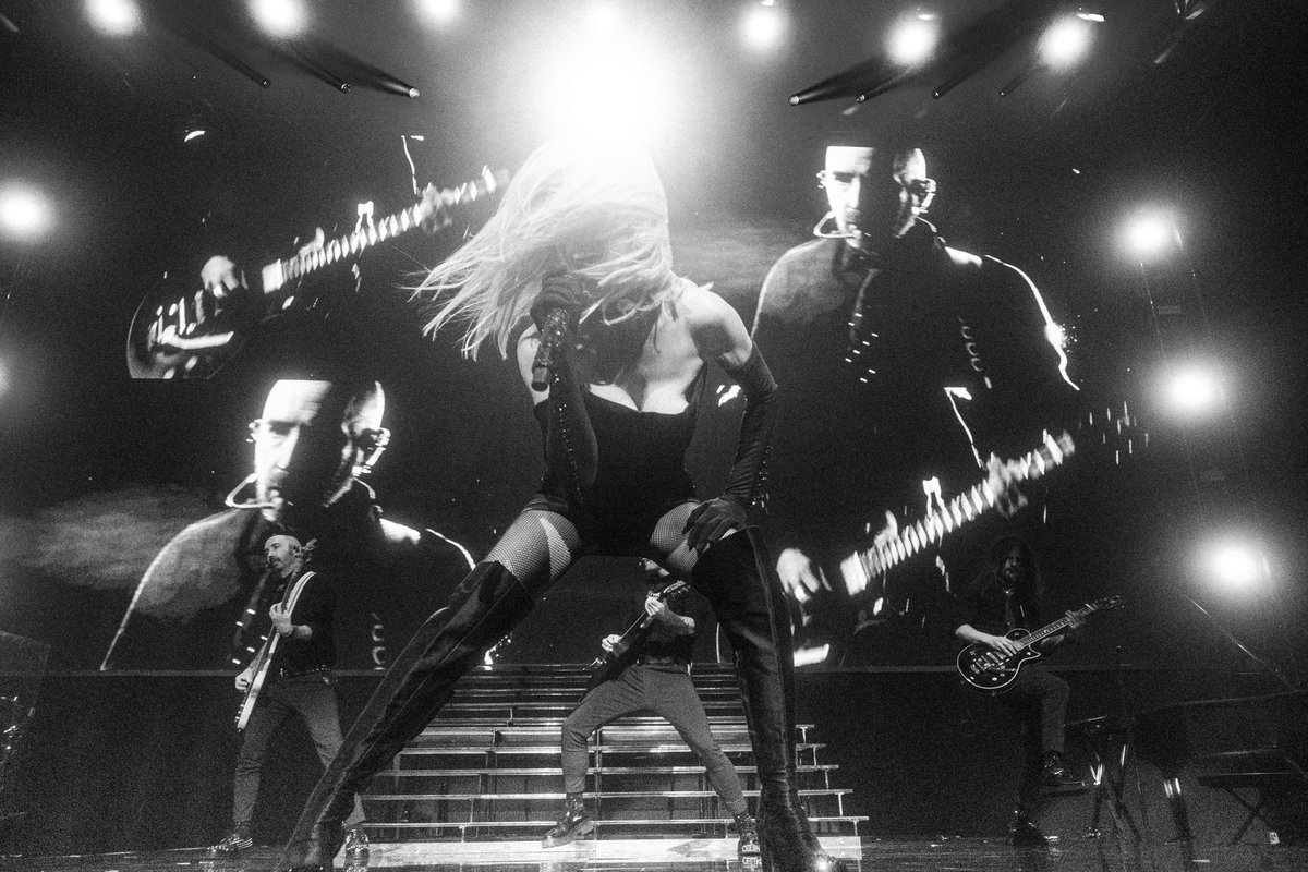 ShaniaTwain's tweet photo. I'm waking up dreaming after a FABULOUS night in London! 🤠🫶 Your energy was electric!! You better be ready to rock it again tonight! ⚡️ #queenofmetour https://t.co/Lxf2w9cgqU