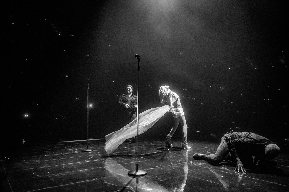 ShaniaTwain's tweet photo. I'm waking up dreaming after a FABULOUS night in London! 🤠🫶 Your energy was electric!! You better be ready to rock it again tonight! ⚡️ #queenofmetour https://t.co/Lxf2w9cgqU
