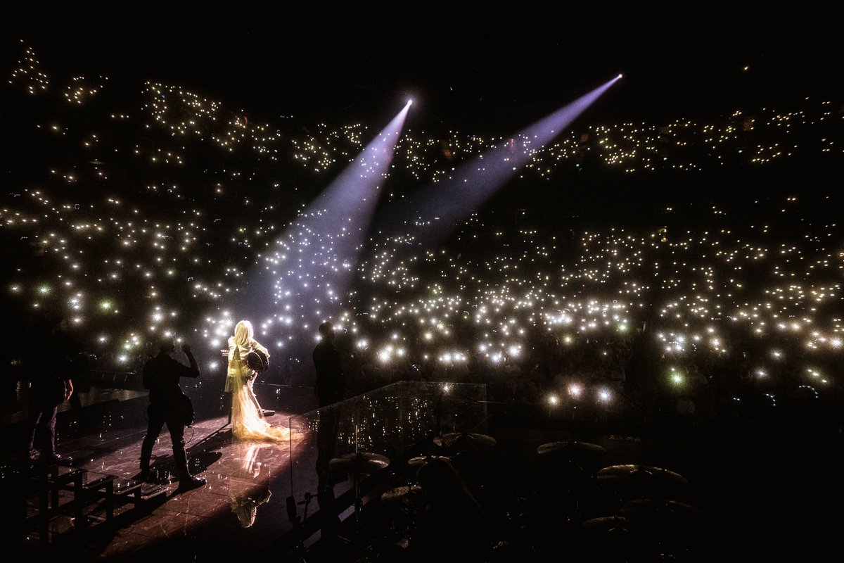 ShaniaTwain's tweet photo. I'm waking up dreaming after a FABULOUS night in London! 🤠🫶 Your energy was electric!! You better be ready to rock it again tonight! ⚡️ #queenofmetour https://t.co/Lxf2w9cgqU