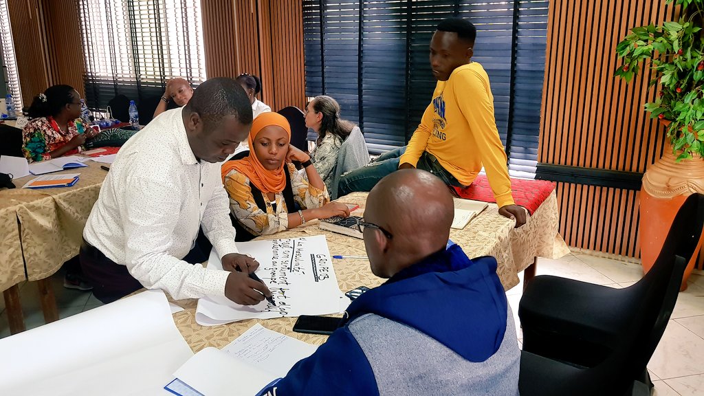 DavidFechner1's tweet photo. Notre formationde 4 jours sur "l'intégration transversale du #genre dans les projets et programmes" à #Bukavu n'a pas seulement été très enrichissante pour nos Partenaires du #Rwanda, #Burundi et de la #RDC mais aussi pour moi-même!

@zfdnews  @giz_rwanda  @giz_rdcongo https://t.co/3vnxlKcX89