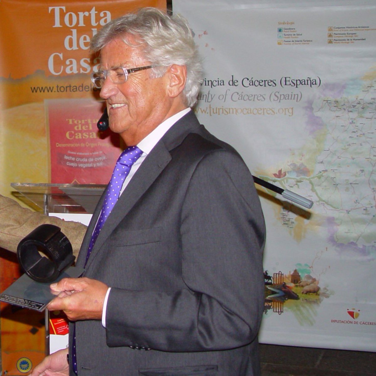 tortacasar's tweet photo. Descanse en paz #PepeDomingoCastaño

En 2012 le concedimos el Premio #TortadelCasar por el cariño que siempre manifestó a nuestro queso.

Nuestro más profundo y sentido pésame a su familia, amigos, compañeros de @cope_es y a todos los que su voz les marcó a través de las ondas. https://t.co/WXAYdmPLYl