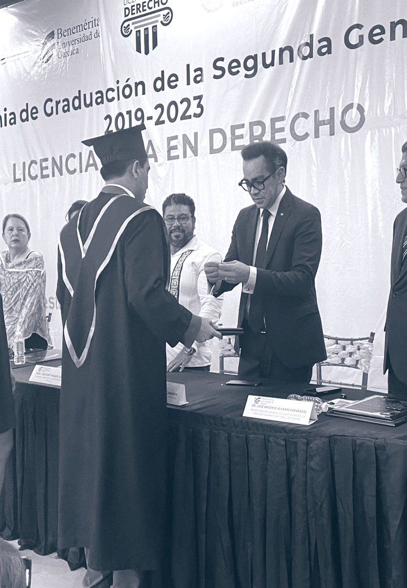 JCDCarranza's tweet photo. Anoche acompañé a estudiantes de derecho de la @BuoUniversidad en su ceremonia de graduación.

Esta Universidad se está prestigiando.

Agradezco la invitación a su rector, Mtro. David Mtz.

Tuve la oportunidad de coincidir con la ministra @lorettaortiza, madrina de generación. https://t.co/AL15eNZq15