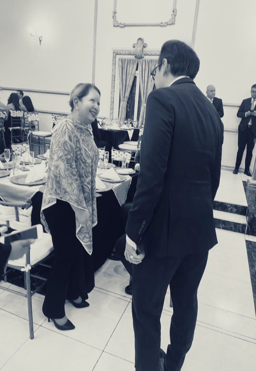 Anoche acompañé a estudiantes de derecho de la <a href="/BuoUniversidad/">BUO | Benemérita Universidad de Oaxaca</a> en su ceremonia de graduación.

Esta Universidad se está prestigiando.

Agradezco la invitación a su rector, Mtro. David Mtz.

Tuve la oportunidad de coincidir con la ministra <a href="/lorettaortiza/">Loretta Ortiz Ahlf</a>, madrina de generación.