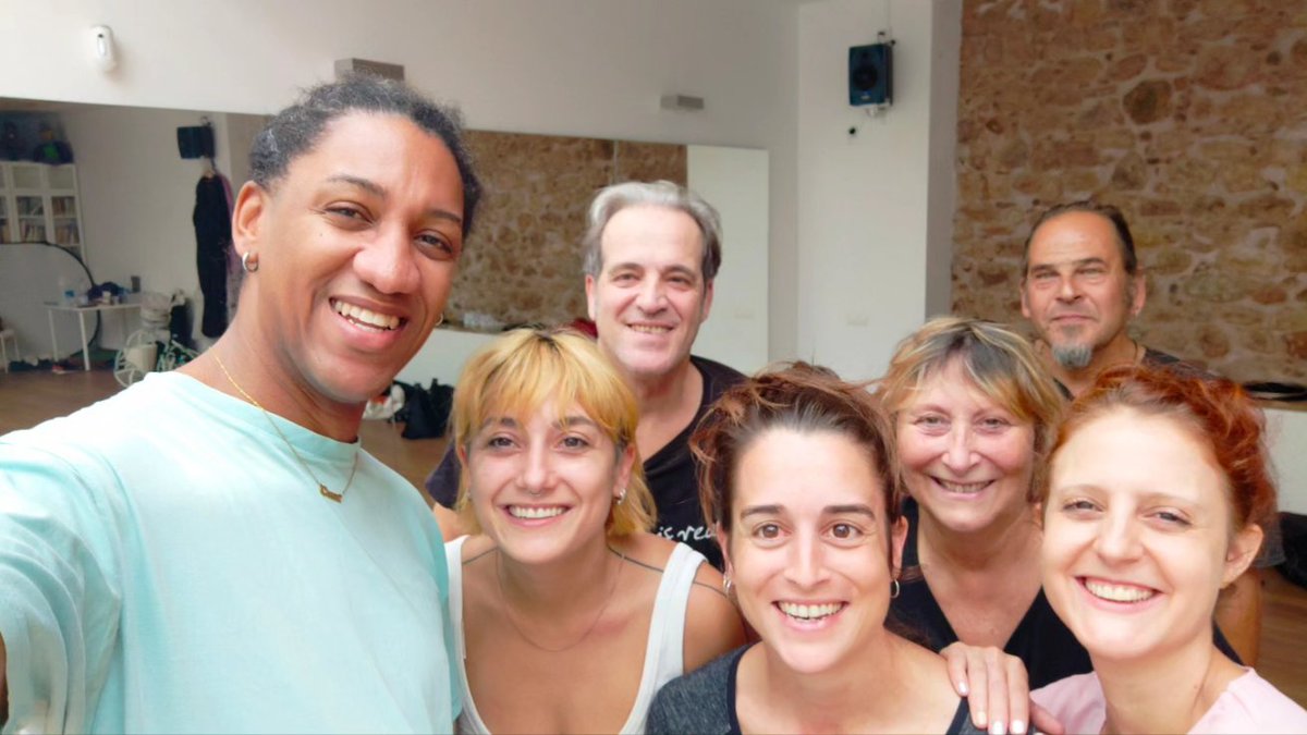 AddauraCia's tweet image. Ens fa molta il.lusió anunciar-vos...
...que a l'octubre MÓBILUS viatja a Bogotá!!!!!! 

#addaurateatrevisual #móbilus  
@EscenaFamiliar @ttp_cat @ciatre_teatre @UnimaEspana @IRLlull @catalanarts @MuseuTitellaCat @TEIAMONER