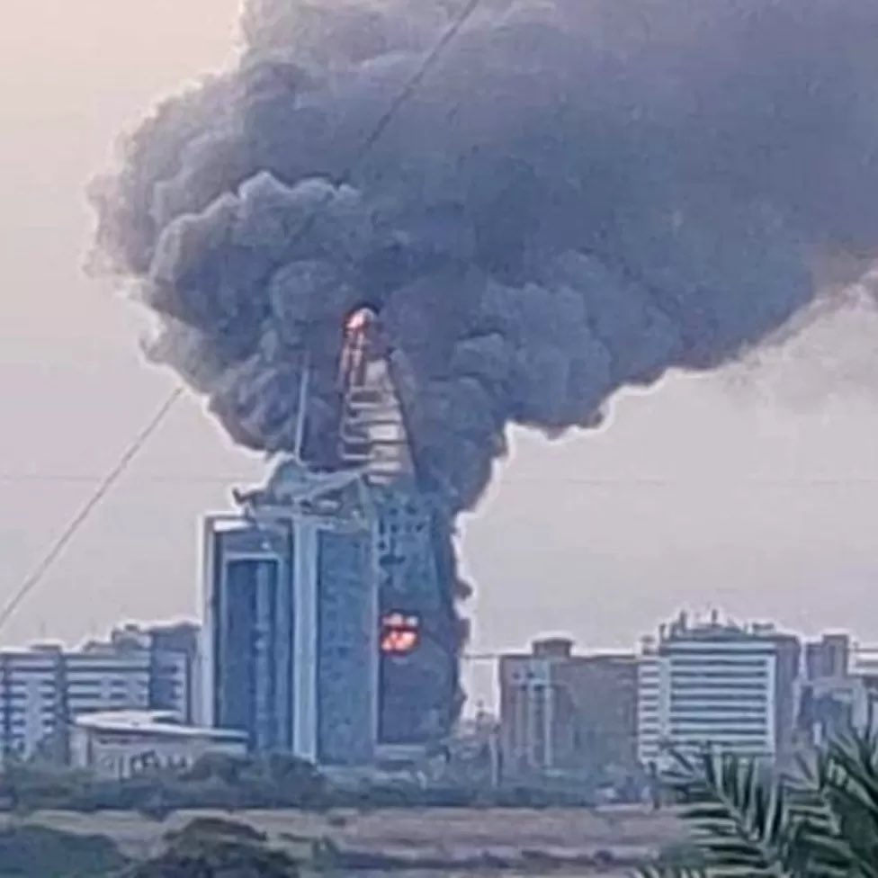 WorldNewsRC's tweet image. 🔴Landmark skyscraper in Sudan&apos;s capital engulfed in flames.
#Sudan #skycraper #fire