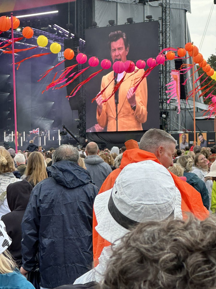 Having an awesome day thanks to <a href="/BBCRadio2/">BBC Radio 2</a>  party in the park, BUT!!! who’s idea were the lanterns?!?! 🙈🙈🙈 #designflaws #ricknraincoats #partaaaaaay!!!!! #bbcradio2partyinthepark #partyinthepark #Leicester