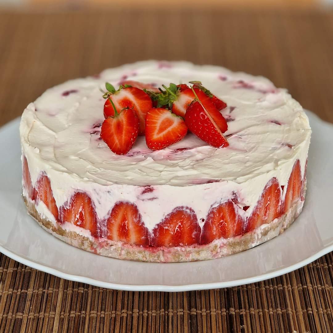@366DaiChallenge Summer fruit tart and strawberry cheesecake wot I made.