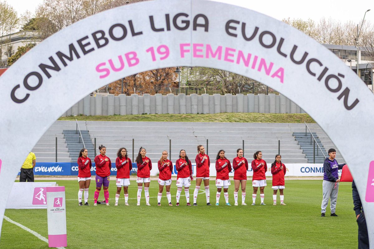 Nuestra selección femenina sub 19 ganó su encuentro ante Chile por 1-0 con gol de Birka Ruiz. Las dirigidas por Conrad Flores rompieron la racha que no ganar un clásico del pacífico. Su siguiente rival será Venezuela 🇻🇪 el miércoles 20/09. #LigaEvolucion #FutbolFemenino