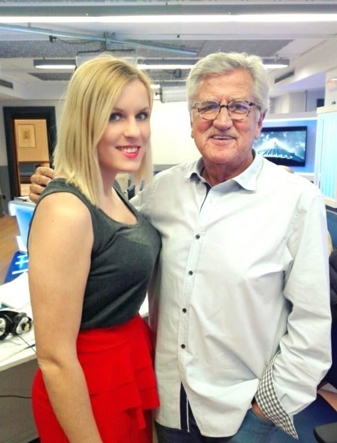 lauralmodovar's tweet photo. Se ha apagado una de las voces de la radio. Es imposible sustituirte.

Gracias por ser un ejemplo a seguir para todos aquellos periodistas que hemos tenido la suerte de conocerte y aprender de ti 👏🏻🖤.

D.E.P. 
#PepeDomingoCastaño https://t.co/kT9akl17wg