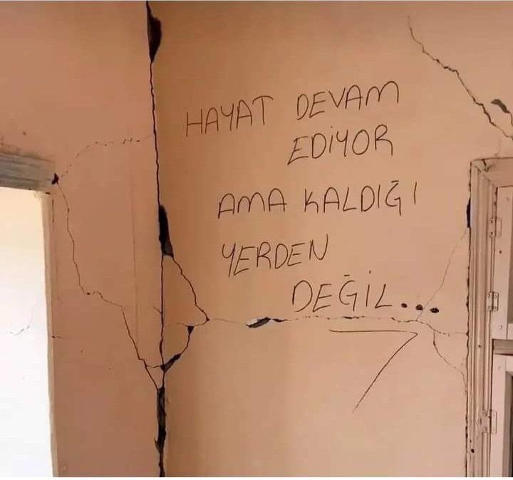 Hatay’da yaşam devam ediyor, ama ihtiyaçlar ve sorunlar sürekli şekil değiştiriyor. 

En temel ihtiyaç barınma, herkes özlediği evine kavuşmak istiyor. Yıkımın yoğun olduğu ilçeler, hakkı olan öncelik haklarının verilmesini istiyor. 

Kış geliyor, altyapı herkesi korkutuyor.