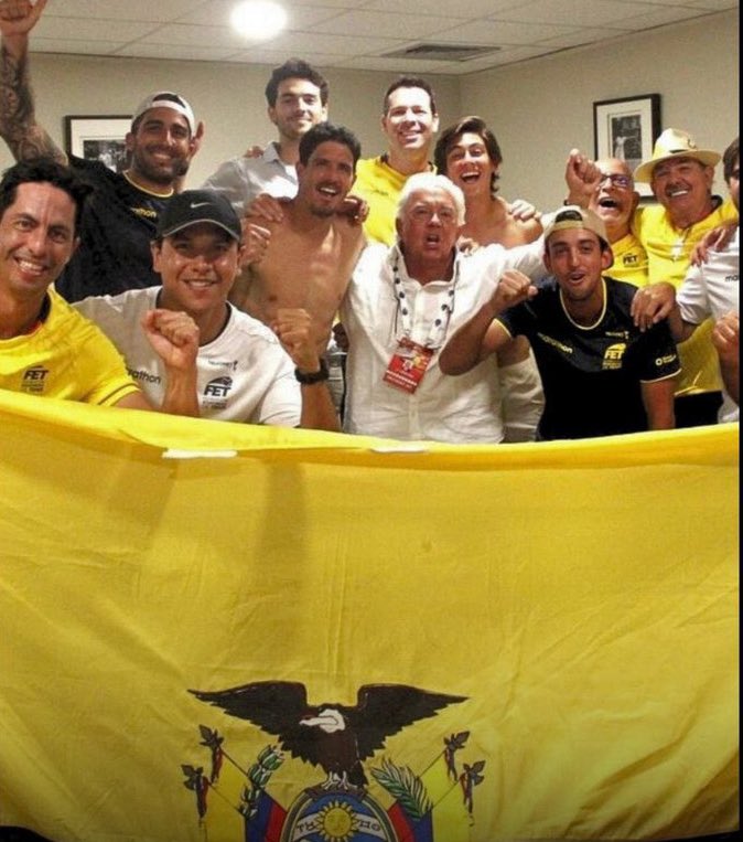 ecuainm_oficial's tweet photo. ‼️#URGENTE
La selección ecuatoriana de tenis ganó la serie de Copa Davis, ante Mónaco y clasificó a los playoffs del Grupo Mundial I. En el festejo estuvo presente Danilo Carrera, cuñado de Lasso, quien pudo viajar junto al equipo, a pesar de que su pasaporte fue confiscado. https://t.co/Gnpz8Rgk7d