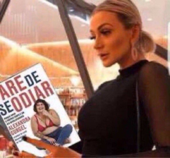 vim no shopping sozinho pra “curtir minha própria companhia” e eu tô odiando já rodei o shopping mil vezes