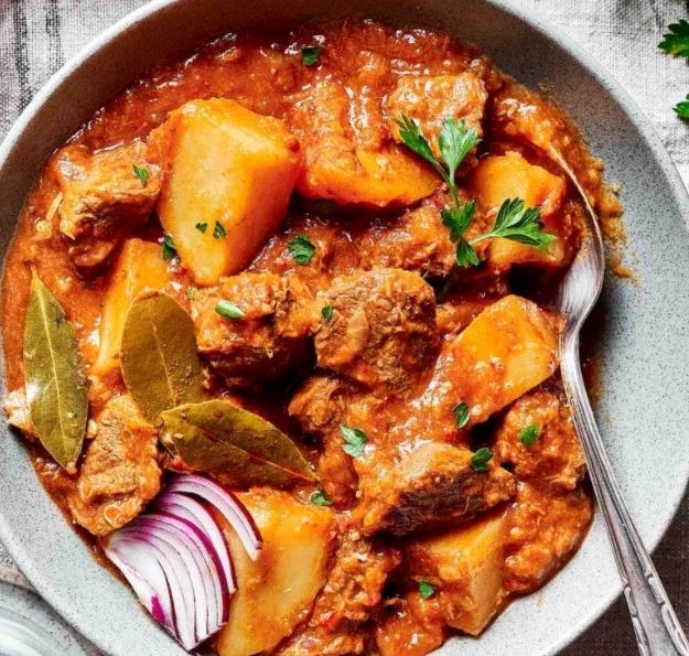 unpodiblu's tweet photo. Fiery and Tangy Lamb and Potato Vindaloo 🔥
#recipe https://t.co/ipQ4U2To1Z https://t.co/bsj70XqBnE