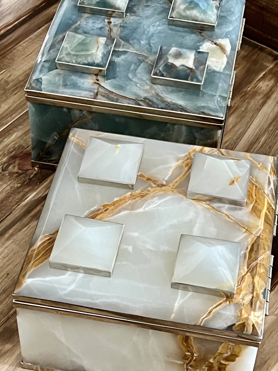 ARIELESTANGA's tweet photo. Son mucho más que simples objetos, son guardianes de secretos y la representación de la creatividad.

Cajas TRONADOR 

#cajasdecorativas 
#onyxbox
#airedelsurstore
#homeaccessories
#airedelsur https://t.co/vkK5xNtCay
