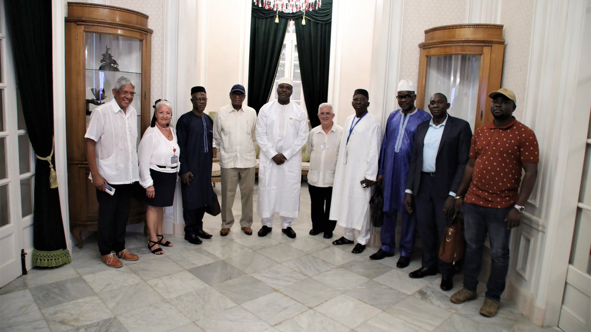 Recibe el #CentroFidelCastroRuz al ministro de Estado y ministro la Administración Territorial y Decentralización de la República de Mali, Andoulaye Maiga, junto al embajador de  de ese país en #Cuba, Mahamadou Diagouraga. #CubaG77YChina