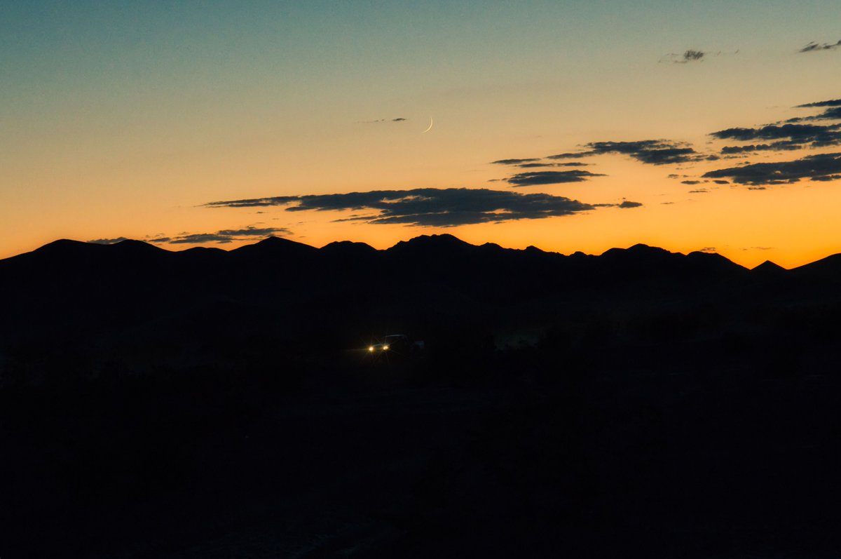 ClarkNiedduArt's tweet photo. Waxing crescent moon setting over Big Dune National Recreation Area.
#bigdune @blmnv #desert #sunset #crescentmoon #moon #dunebuggy https://t.co/K7kCfMmuUv