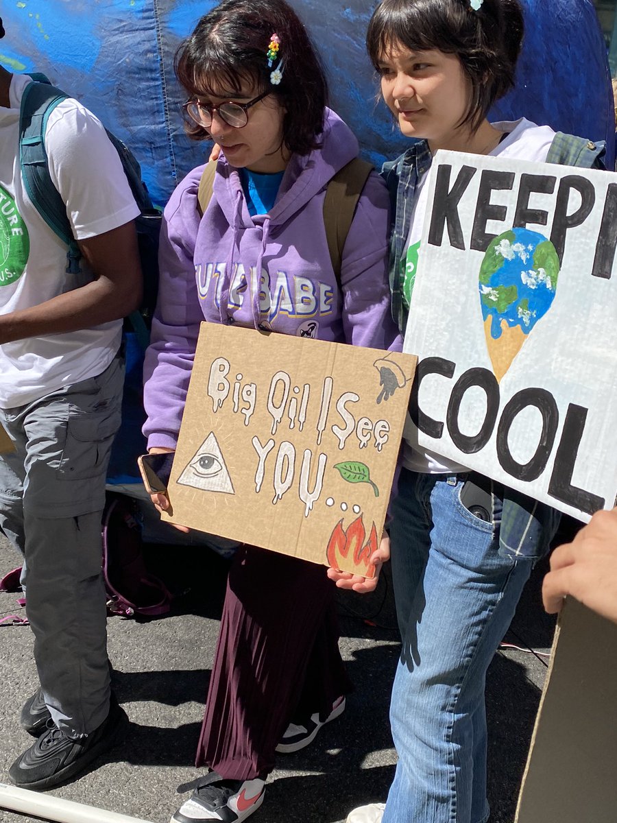 rasebastian's tweet photo. Big NYC climate march about to begin. Virginia is representing. @FightFossils @POTUS https://t.co/YO3WsASBW3